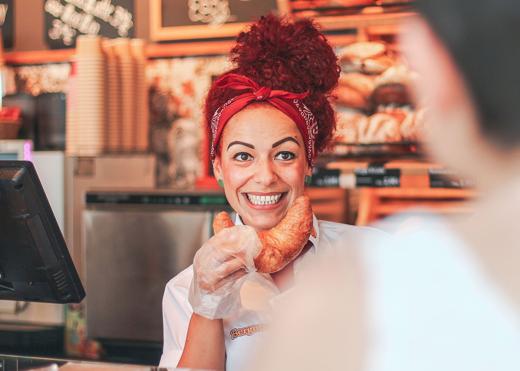 Verkäuferin mit Croissant